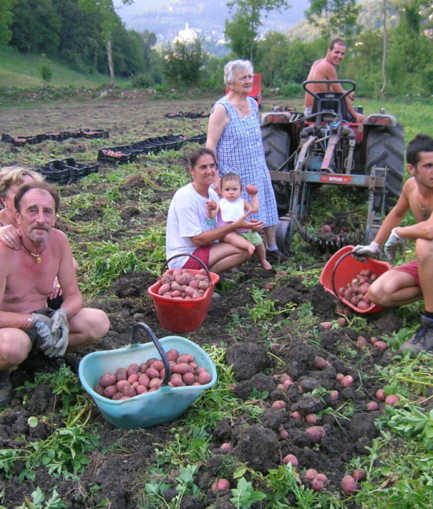 Foto che rappresenta la famiglia Locatelli, da quattro generazioni vivono amando la loro terra